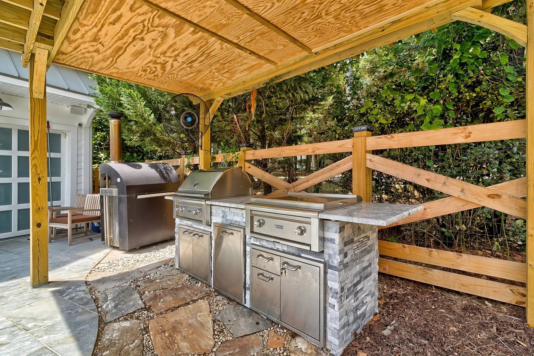 Outdoor kitchen and grilling area for Lake Murray dinners at Polaris Pointe.