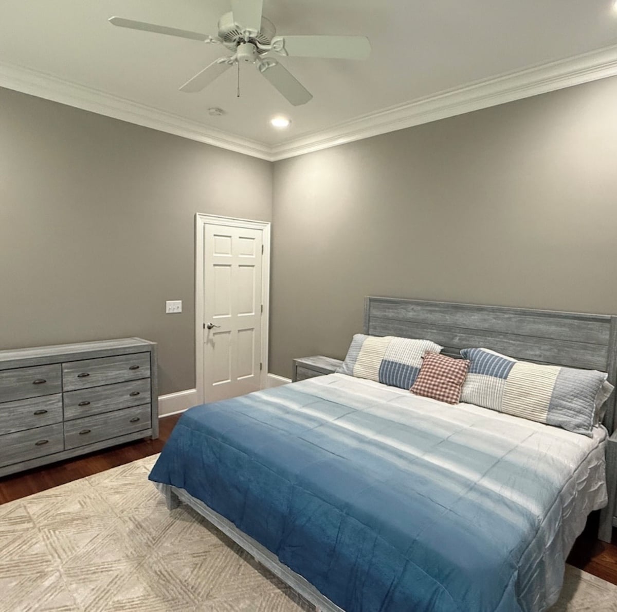 Secondary bedroom for family and group stays.